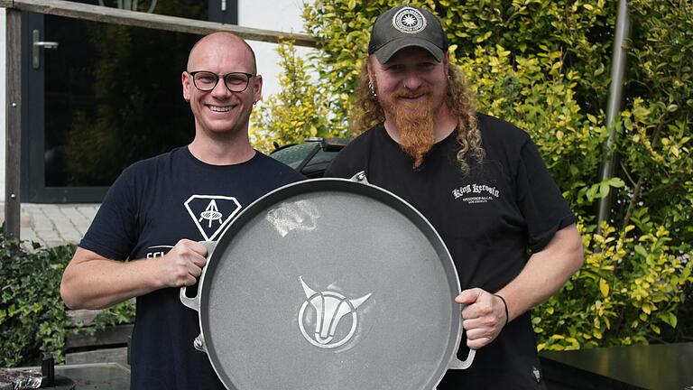 Fernsehkoch Lucki Maurer (rechts) hat gleich vier Grillpfannen mit persönlichem Logo bei 'Schwenkerheld' geordert. In diesem Fall lieferte Jens Reuß die&nbsp; Bestellung persönlich aus.