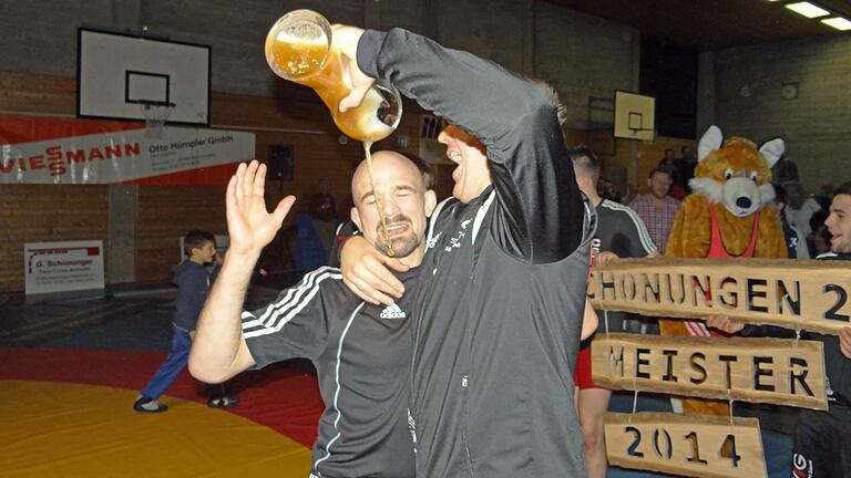 Wie hier im Dezember 2014, als Florian Hümpfer (rechts) den RSV-Trainer Marco Greifelt mit Bier duschte,&nbsp; könnte es am Samstagabend in Schonungen wieder eine rauschende Meisterfeier geben.