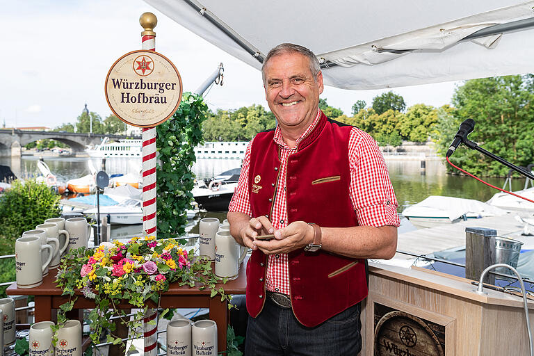 Der Geschäftsführer der Würzburger Hofbräu, Norbert Lange, verabschiedet sich am 1. August in den Ruhestand. Das berichtete er am Montagabend bei der traditionellen Festbierprobe für Kiliani in der Marina Hafenbar in Würzburg. Der Geschäftsführer der Würzburger Hofbräu, Norbert Lange, verabschiedet sich am 1. August in den Ruhestand. Das berichtete er am Montagabend bei der traditionellen Festbierprobe für Kiliani in der Marina Hafenbar in Würzburg. 