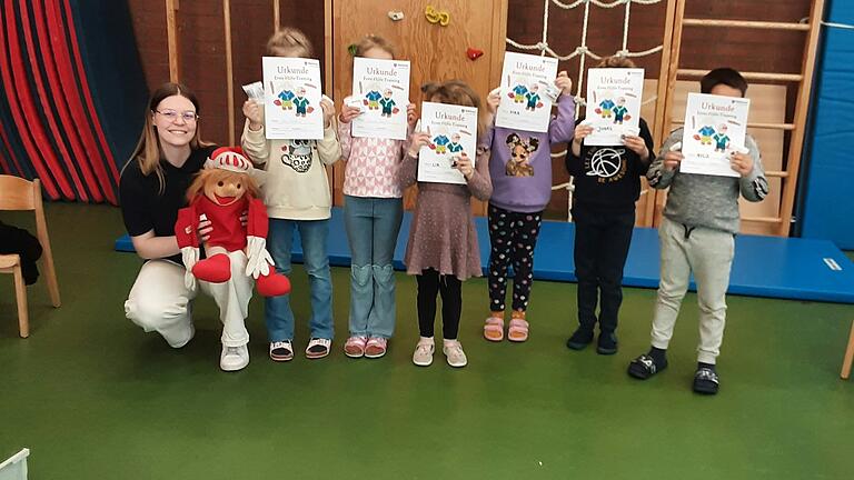Lisa Stadelmann von den Maltesern in Würzburg machte mit den Kindern einen kleinen Erste-Hilfe-Kurs.