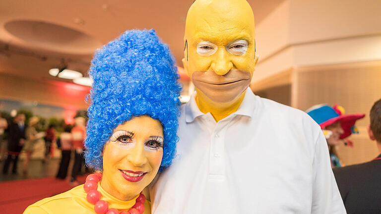 Markus Söder mit Ehefrau als Homer und Marge Simpson