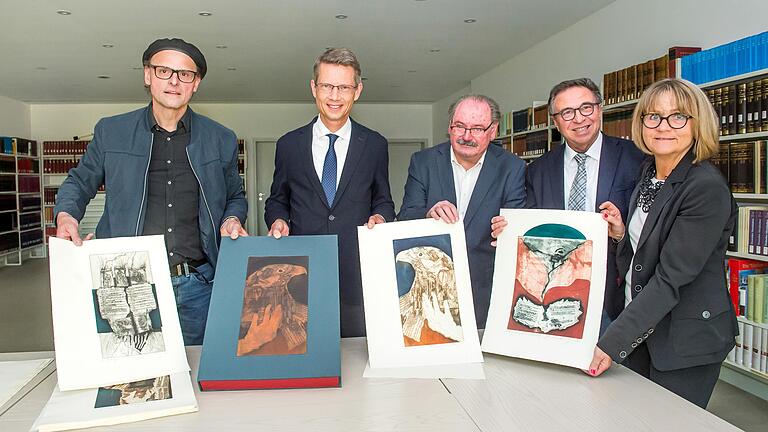 Eine Kassette mit 52 Radierungen schenkte Helmut Anton Zirkelbach dem Museum Otto Schäfer. Im Bild Helmut Zirkelbach, OB Sebastian Remelé,&nbsp; Museumsleiter Georg Drescher, Klaus Rehberger und&nbsp; Gabriele Rehberger.&nbsp;