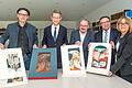 Eine Kassette mit 52 Radierungen schenkte Helmut Anton Zirkelbach dem Museum Otto Schäfer. Im Bild Helmut Zirkelbach, OB Sebastian Remelé,&nbsp; Museumsleiter Georg Drescher, Klaus Rehberger und&nbsp; Gabriele Rehberger.&nbsp;