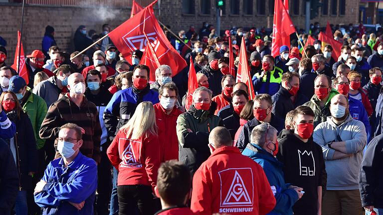 Etwa 1000 Menschen waren am Dienstagmorgen nach Schweinfurt zum Warnstreik der IG Metall gekommen. In den kommenden Tagen gehen die Protestaktionen in Mainfranken weiter. Etwa 1000 Menschen waren am Dienstagmorgen nach Schweinfurt zum Warnstreik der IG Metall gekommen. In den kommenden Tagen gehen die Protestaktionen in Mainfranken weiter.