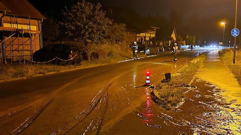 In Trennfeld am Bahnhof spülte der Starkregen Dienstagnacht Schlamm auf die Straße. Die Feuerwehr war mit vielen Einsatzkräften vor Ort. In Trennfeld am Bahnhof spülte der Starkregen Dienstagnacht Schlamm auf die Straße. Die Feuerwehr war mit vielen Einsatzkräften vor Ort.