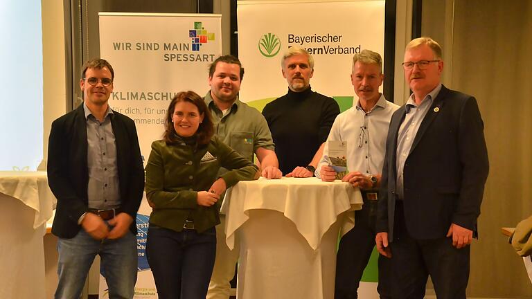 Philipp Mähler, Landrätin Sabine Sitter, Till Skudelny, Gawan Heintze, Elmar Konrad und Reinhard Wolz beim Vortragsabend zum Thema Agri-PV in Karlstadt