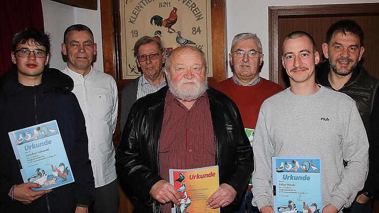 Für langjährige Mitgliedschaft im Kleintierzuchtverein Münnerstadt wurden (von links) Sandro Schmitt, Stefan Wende, Karl Heinz Mangold, Heribert Gessner, Gerhard Dietz, Felix Mack und Oskar Denner geehrt. - Für langjährige Mitgliedschaft im Kleintierzuchtverein Münnerstadt wurden (von links) Sandro Schmitt, Stefan Wende, Karl Heinz Mangold, Heribert Gessner, Gerhard Dietz, Felix Mack und Oskar Denner geehrt. Für langjährige Mitgliedschaft im Kleintierzuchtverein Münnerstadt wurden (von links) Sandro Schmitt, Stefan Wende, Karl Heinz Mangold, Heribert Gessner, Gerhard Dietz, Felix Mack und Oskar Denner geehrt. - Für langjährige Mitgliedschaft im Kleintierzuchtverein Münnerstadt wurden (von links) Sandro Schmitt, Stefan Wende, Karl Heinz Mangold, Heribert Gessner, Gerhard Dietz, Felix Mack und Oskar Denner geehrt.