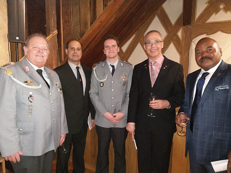 Die Reservistenkameradschaft Sommerhausen und ehemalige US-Soldaten - eine Partnerschaft, die hält: v.l. Erich Baum, José Pizarro, Michael Baum, Gerardo Martinez und Michael Paschall.