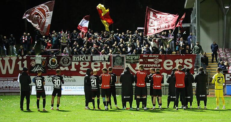 Die Kickers-Akteure feiern mit den mitgereisten Anhängern den zehnten Auswärtssieg der Saison. Die Kickers-Akteure feiern mit den mitgereisten Anhängern den zehnten Auswärtssieg der Saison.