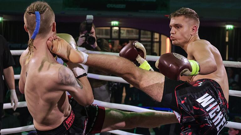Mit einem Highkick ans Kinn setzte Oliver Grebe (rechts) seinen erfahreneren Kontrahenten Leon Jud im Titelverteidigungskampf 'schachmatt'.