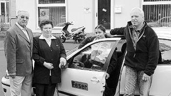 Seit 25 Jahren bildet die - Seit 25 Jahren bildet die älteste Fahrschule Gemündens erfolgreich
Fahrschüler aus. Grund zum Feiern haben (von links) die Gründer Seniorchef
Werner Feser und Ehefrau Helene sowie Inhaber Jürgen Feser (ganz
rechts) mit Fahrschülerin Jennifer Bott. Seit 25 Jahren bildet die - Seit 25 Jahren bildet die älteste Fahrschule Gemündens erfolgreich
Fahrschüler aus. Grund zum Feiern haben (von links) die Gründer Seniorchef
Werner Feser und Ehefrau Helene sowie Inhaber Jürgen Feser (ganz
rechts) mit Fahrschülerin Jennifer Bott.