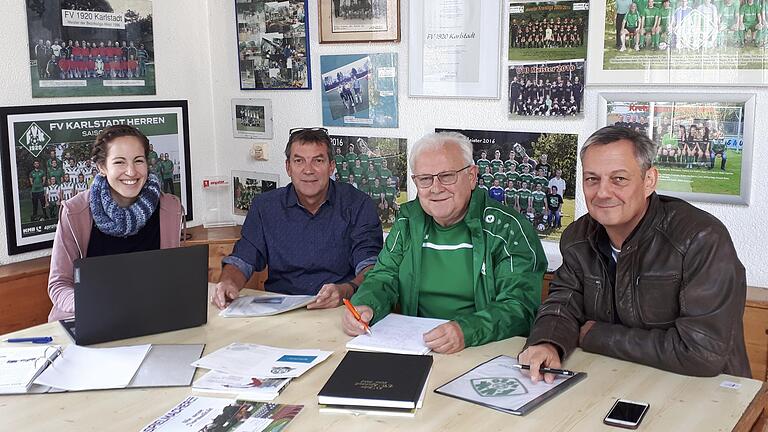Das Bild zeigt die verantwortlichen Redakteure Karl-Heinz Keller (zweiter von rechts) und Matthias Döll (zweiter von links) sowie die aktive Spielerin Ann-Kathrin Sauer, die für die grafische Gestaltung und das Layout verantwortlich zeigte, und Horst Wehrmann vom Förderverein, der die Anzeigenakquise koordinierte. Das Bild entstand, als keine Abstandsregeln galten.