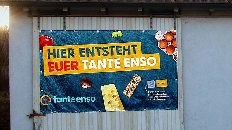 Makulatur ist dieses Plakat an der ehemaligen Raiffeisen-Bank. Der Tante-Enso-Laden wird nun doch nicht hier eingerichtet. - Makulatur ist dieses Plakat an der ehemaligen Raiffeisen-Bank. Der Tante-Enso-Laden wird nun doch nicht hier eingerichtet. Makulatur ist dieses Plakat an der ehemaligen Raiffeisen-Bank. Der Tante-Enso-Laden wird nun doch nicht hier eingerichtet. - Makulatur ist dieses Plakat an der ehemaligen Raiffeisen-Bank. Der Tante-Enso-Laden wird nun doch nicht hier eingerichtet.
