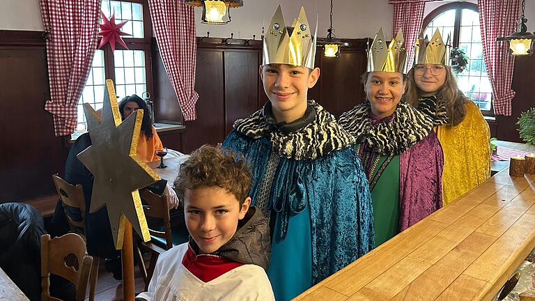 Die Randersackerer Sternsinger besuchen nicht nur viele Haushalte, sondern auch alle Randersackerer Gaststätten und brachten so den Segen des neuen Jahres nicht nur in die Häuser der Winzergemeindd sondern auch zu den Gästen! Die Randersackerer Sternsinger besuchen nicht nur viele Haushalte, sondern auch alle Randersackerer Gaststätten und brachten so den Segen des neuen Jahres nicht nur in die Häuser der Winzergemeindd sondern auch zu den Gästen!