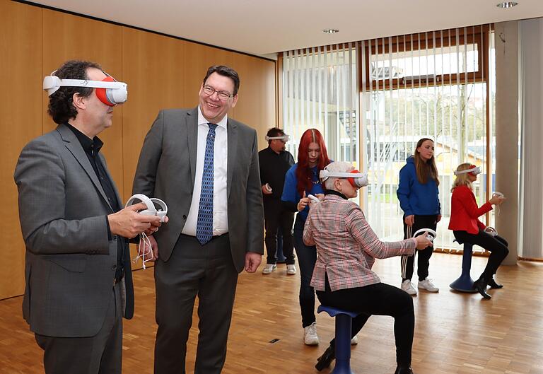 Schulleiter Volker Stephan (zweiter von links) präsentierte gemeinsam mit Schülerinnen und Lehrkräften der KSM die Technik und die virtuellen Lernumgebungen, die im Rahmen des Projektes „innolabBS“ zum Einsatz kommen.