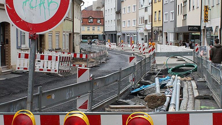 Mehrfach verzögerte sich die Fertigstellung der Hadergasse. Mehrfach verzögerte sich die Fertigstellung der Hadergasse.