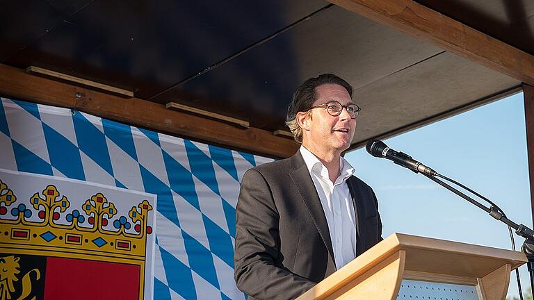 Bundesverkehrsminister Andreas Scheuer beim Spatenstich für den Ausbau der B 286 zwischen Schwebheim und Schweinfurt. Bundesverkehrsminister Andreas Scheuer beim Spatenstich für den Ausbau der B 286 zwischen Schwebheim und Schweinfurt.
