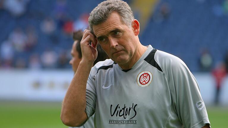 Nachdenklich: Djuradj Vasic im August 2007, kurz bevor er beim SV Wehen Wiesbaden als Teamchef freigestellt wurde. Er war erst im Juli verpflichtet worden. Nachdenklich: Djuradj Vasic im August 2007, kurz bevor er beim SV Wehen Wiesbaden als Teamchef freigestellt wurde. Er war erst im Juli verpflichtet worden.