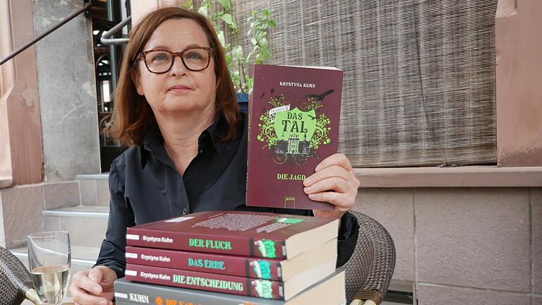 Die Lohrer Autorin Krystyna Kuhn beim Gespräch über ihre achtbändige Romanreihe 'Das Tal', für die eine Produktionsfirma aus Berlin die Filmrechte erworben hat. Die Lohrer Autorin Krystyna Kuhn beim Gespräch über ihre achtbändige Romanreihe 'Das Tal', für die eine Produktionsfirma aus Berlin die Filmrechte erworben hat.