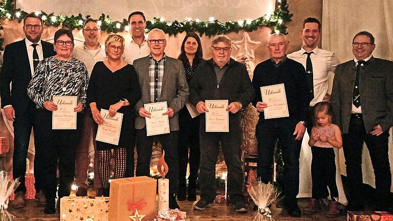 Auf dem Foto (von links): Finanzvorsitzender Mark Laudenbacher, Christine Streitenberger, Herwig Schunk, Birgit Hannaske, Roland Kempf, Franz Müller, Tanja Kempf, Erwin Kohrmann, Hermann Laudenbacher, Sportvorsitzender Daniel Reinlein, H. Reinlein, Wirtschaftvorsitzender Michael Müller.