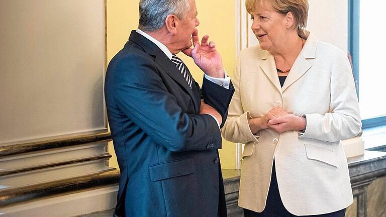 Einheitsfeier Frankfurt - HANDOUT - Bundespräsident Joachim Gauck (l) unterhält sich im Anschluss an den Festakt zum Tag der Deutschen Einheit am 03.10.15 in der Alten Oper in Frankfurt mit Bundeskanzlerin Angela Merkel (CDU). Foto: Bundesregierung/Guido Bergmann/dpa (ACHTUNG: Verwendung nur zu redaktionellen Zwecken bei vollständiger Quellenangabe «Bundesregierung/Guido Bergmann/dpa») +++(c) dpa - Bildfunk+++ Einheitsfeier Frankfurt - HANDOUT - Bundespräsident Joachim Gauck (l) unterhält sich im Anschluss an den Festakt zum Tag der Deutschen Einheit am 03.10.15 in der Alten Oper in Frankfurt mit Bundeskanzlerin Angela Merkel (CDU). Foto: Bundesregierung/Guido Bergmann/dpa (ACHTUNG: Verwendung nur zu redaktionellen Zwecken bei vollständiger Quellenangabe «Bundesregierung/Guido Bergmann/dpa») +++(c) dpa - Bildfunk+++