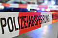 Symbolbild Polizeiabsperrung       -  ARCHIV - ILLUSTRATION - Ein Flatterband mit der Aufschrift «Polizeiabsperrung» ist am 05.11.2014 in Freiburg (Baden-Württemberg) an einem Einsatzort vor einem Feuerwehrfahrzeug mit Blaulicht zu sehen. Foto: Patrick Seeger/dpa (zu dpa: «Bahnhof Rastatt wegen Bombendrohung geräumt - Zugverkehr unterbrochen» vom 11.10.2016) +++(c) dpa - Bildfunk+++ | Verwendung weltweit