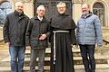 Das Foto zeigt in der Mitte Franziskaner-Minoriten-Pater Dr. Anselm Kraus vom Kloster Schönau im Spessart, rechts Pfarrer Karl Feser von der Pfarrei Mariä Himmelfahrt sowie Organisator Hans Hofmann (2. von links) von der Franziskanischen Gemeinschaft und Bernhard Weigand von Seiten  der Verwaltung der Klosterkirche.