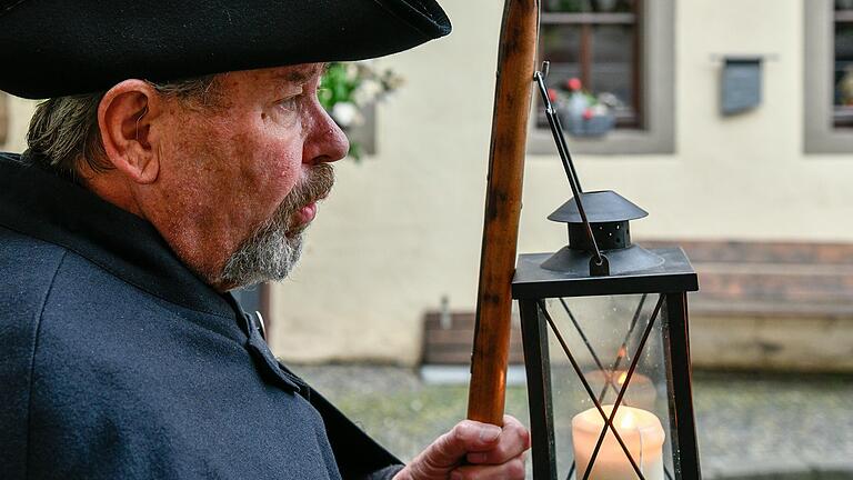 Der Prichsenstädter Nachtwächter Martin Assel mit seinen wichtigsten Requisiten: Hellebarde, Horn und Laterne. Der Prichsenstädter Nachtwächter Martin Assel mit seinen wichtigsten Requisiten: Hellebarde, Horn und Laterne.