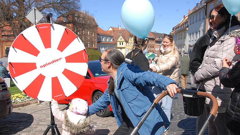 Viel geboten war beim Kitzinger Frühling 2025, der sich mit der Automeile. Musik und vielen Ständen durch die ganze Kitzinger Innenstadt zog. Bei strahlendem Sonnenschein und kühlem Wind waren viele Menschen unterwegs und nutzten den verkaufsoffenen Sonntag zum Bummeln.