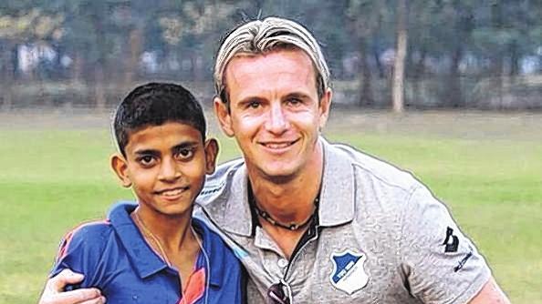 Kommender Star? Marc Reitmaier (rechts) mit einem indischen Jungen.