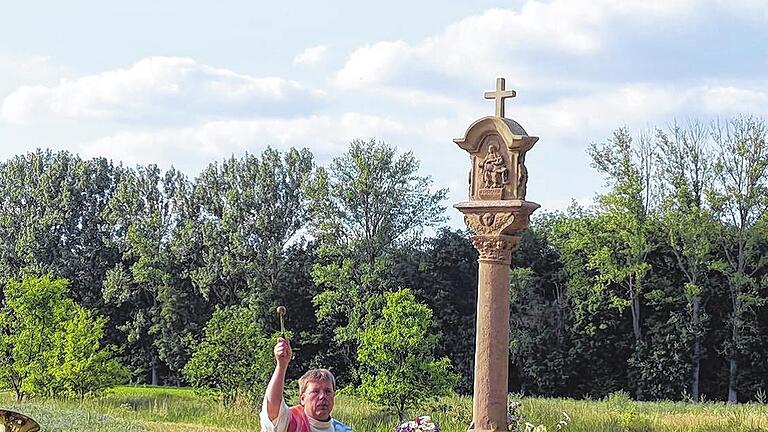 Verschollen geglaubte Pieta steht jetzt am idyllischen Wiesenplatz - (rv) Im Rahmen einer Maiandacht segnete Pfarrer Thomas Amrehn die neu aufgestellte Sandmarter. Über 80 Gläubige waren zu dem idyllisch gelegenen Wiesenplatz Richtung Unterspiesheim gekommen. Der Pfarrer hob die Bedeutung der Bildstöcke als Kulturgut hervor. Die Sandmarter wurde um 1717 aufgestellt, die Volksfrömmigkeitstradition lag damals besonders auf der Betrachtung des Leidens Marias. So entstand das Bildnis der schmerzhaften Mutter Gottes, der Pieta. Das Bild Marias mit dem toten Sohn auf ihrem Schoß ziert auch die Rückseite des Bildstocks. „Gerade bei diesem Bild vom Inbegriff der Schmerzen Mariens schweigt die Bibel“, sagte Pfarrer Amrehn. Die Volksseele habe sich mit dieser Leerstelle nicht abgefunden und eigene Bilder gemalt beziehungsweise Bildstöcke errichtet. Bei Aufräumarbeiten im Bauhof war die schon als verschollen geglaubte Marter wieder entdeckt worden. Rund 35 Jahre lagerte der Bildstock in einer Ecke. Der langjährige Gemeinderat Georg Laufer hat sich dann gemeinsam mit Bürgermeister Ewald Vögler um den Wiederaufbau der Marter gekümmert, und der pensionierte Grettstadter Steinmetz Helmut Böhm hat den Bildstock hergerichtet. Die Rückseite war stark zerfallen, so dass Böhm diese nach alten Fotografien fast vollständig neu anfertigen musste. Weitere Helfer waren Werner Reuß, Karl Böhner, Elmar Kutzenberger und Joachim Böhm. Das Voluntenzwischenstück des Bildstockes zeigt vorne und hinten einen geflügelten Engelskopf, die Reliefvorderseite die Kreuzigung Christi und auf der Rückseite das Relief der Pieta. Seitlich sind der heilige Petrus und Paulus dargestellt. Verschollen geglaubte Pieta steht jetzt am idyllischen Wiesenplatz - (rv) Im Rahmen einer Maiandacht segnete Pfarrer Thomas Amrehn die neu aufgestellte Sandmarter. Über 80 Gläubige waren zu dem idyllisch gelegenen Wiesenplatz Richtung Unterspiesheim gekommen. Der Pfarrer hob die Bedeutung der Bildstöcke als Kulturgut hervor. Die Sandmarter wurde um 1717 aufgestellt, die Volksfrömmigkeitstradition lag damals besonders auf der Betrachtung des Leidens Marias. So entstand das Bildnis der schmerzhaften Mutter Gottes, der Pieta. Das Bild Marias mit dem toten Sohn auf ihrem Schoß ziert auch die Rückseite des Bildstocks. „Gerade bei diesem Bild vom Inbegriff der Schmerzen Mariens schweigt die Bibel“, sagte Pfarrer Amrehn. Die Volksseele habe sich mit dieser Leerstelle nicht abgefunden und eigene Bilder gemalt beziehungsweise Bildstöcke errichtet. Bei Aufräumarbeiten im Bauhof war die schon als verschollen geglaubte Marter wieder entdeckt worden. Rund 35 Jahre lagerte der Bildstock in einer Ecke. Der langjährige Gemeinderat Georg Laufer hat sich dann gemeinsam mit Bürgermeister Ewald Vögler um den Wiederaufbau der Marter gekümmert, und der pensionierte Grettstadter Steinmetz Helmut Böhm hat den Bildstock hergerichtet. Die Rückseite war stark zerfallen, so dass Böhm diese nach alten Fotografien fast vollständig neu anfertigen musste. Weitere Helfer waren Werner Reuß, Karl Böhner, Elmar Kutzenberger und Joachim Böhm. Das Voluntenzwischenstück des Bildstockes zeigt vorne und hinten einen geflügelten Engelskopf, die Reliefvorderseite die Kreuzigung Christi und auf der Rückseite das Relief der Pieta. Seitlich sind der heilige Petrus und Paulus dargestellt.