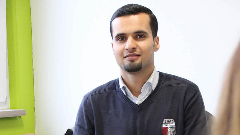 Mohamed Alkasem lebt seit etwas mehr als einem Jahr in einer Flüchtlingsunterkunft in Reiterswiesen. Foto: Benedikt Borst       -  Mohamed Alkasem lebt seit etwas mehr als einem Jahr in einer Flüchtlingsunterkunft in Reiterswiesen. Foto: Benedikt Borst