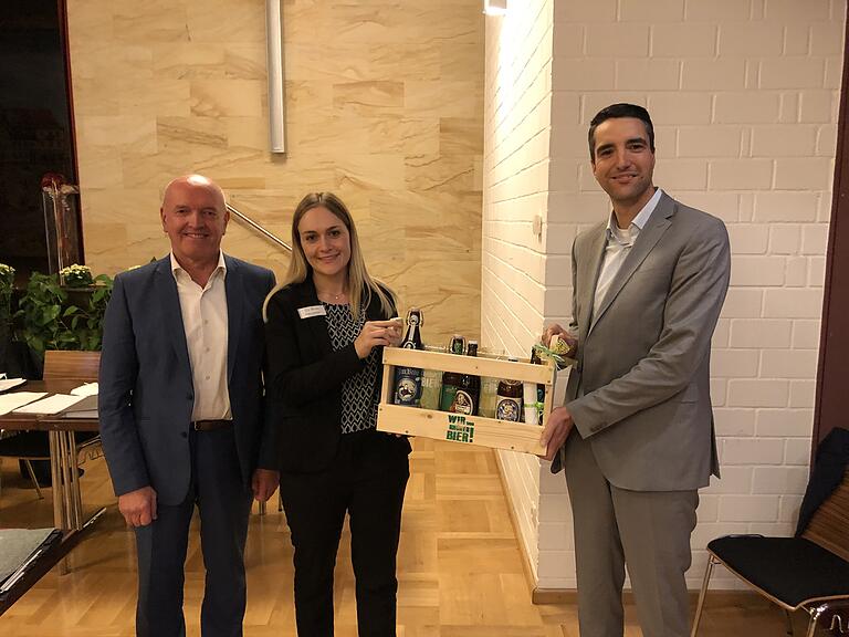 Zum Abschied gutes Rhöner Bier: Landrat Thomas Habermann verabschiedete Dominik Rost (rechts) als ehemaligen Geschäftsführer MVZ Bad Königshofen und stellte seine Nachfolgerin Sophia Fuchsberger vor. Zum Abschied gutes Rhöner Bier: Landrat Thomas Habermann verabschiedete Dominik Rost (rechts) als ehemaligen Geschäftsführer MVZ Bad Königshofen und stellte seine Nachfolgerin Sophia Fuchsberger vor.