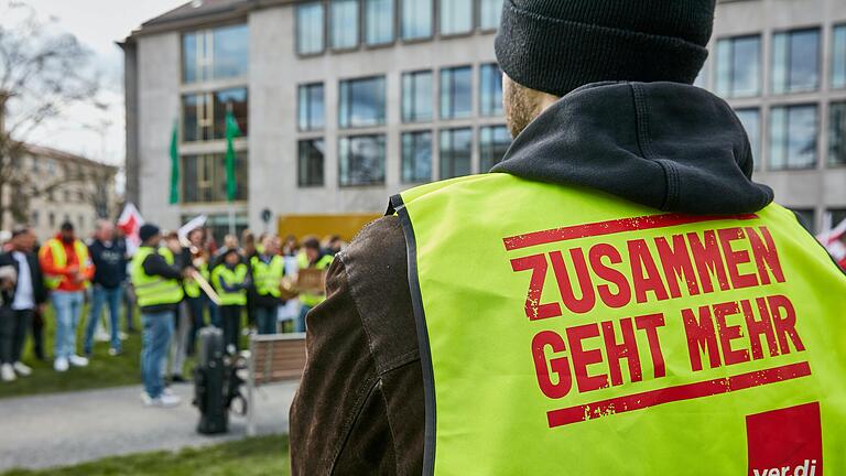 Am Montag, 27. März 2023, sind großflächige Streiks in Deutschland angekündigt - auch in Unterfranken wird das Auswirkungen haben. Alle wichtigen Informationen finden Sie im Artikel. Am Montag, 27. März 2023, sind großflächige Streiks in Deutschland angekündigt - auch in Unterfranken wird das Auswirkungen haben. Alle wichtigen Informationen finden Sie im Artikel.
