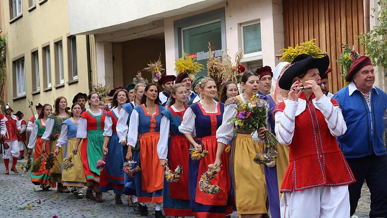 Die Schnitterinnen und Schnitter ziehen beim Festzug zum Haus des Oberbürgermeisters. - Die Schnitterinnen und Schnitter ziehen beim Festzug zum Haus des Oberbürgermeisters. Die Schnitterinnen und Schnitter ziehen beim Festzug zum Haus des Oberbürgermeisters. - Die Schnitterinnen und Schnitter ziehen beim Festzug zum Haus des Oberbürgermeisters.