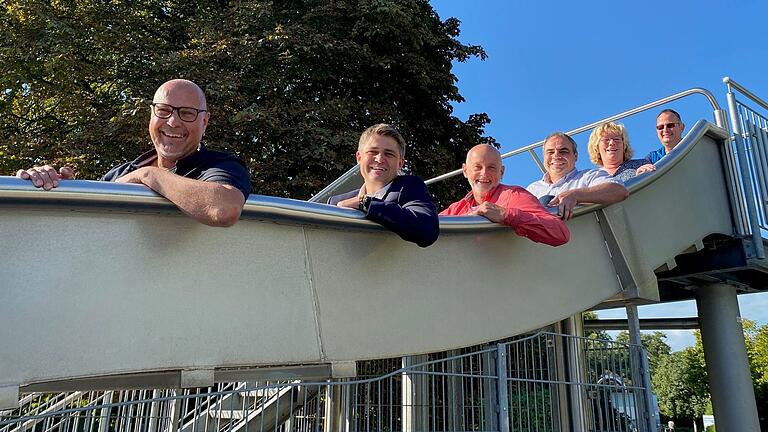 Mit einem Rutsch in den Ruhestand: Bernhard Städtler, Bürgermeister Michael Kraus, Schwimmbad-Betriebsleiter Wolfgang Fritz, VG-Chef Peter Hehn, Kerstin Cabut und Dirk Fiedler (von links) auf der großen Freibadrutsche. Mit einem Rutsch in den Ruhestand: Bernhard Städtler, Bürgermeister Michael Kraus, Schwimmbad-Betriebsleiter Wolfgang Fritz, VG-Chef Peter Hehn, Kerstin Cabut und Dirk Fiedler (von links) auf der großen Freibadrutsche.