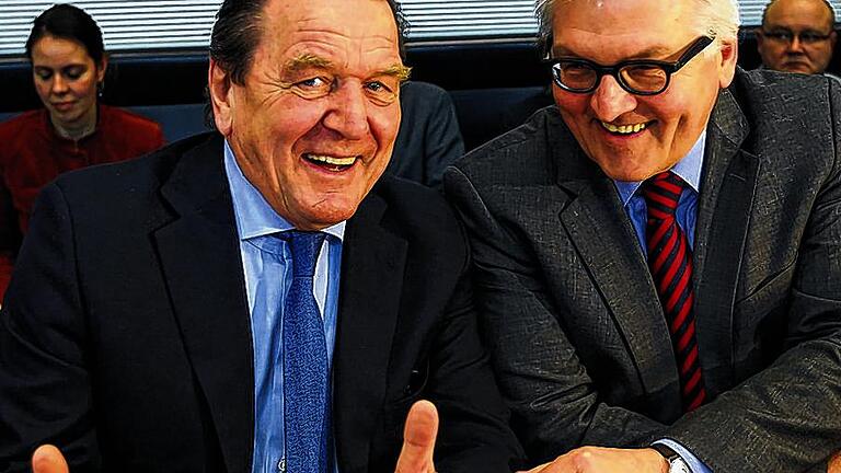 Besuch bei der SPD: Fraktionsvorsitzender Frank-Walter Steinmeier (rechts) freut sich über viel Beifall für Altkanzler Gerhard Schröder, den „Vater“ der Agenda 2010. Besuch bei der SPD: Fraktionsvorsitzender Frank-Walter Steinmeier (rechts) freut sich über viel Beifall für Altkanzler Gerhard Schröder, den „Vater“ der Agenda 2010.