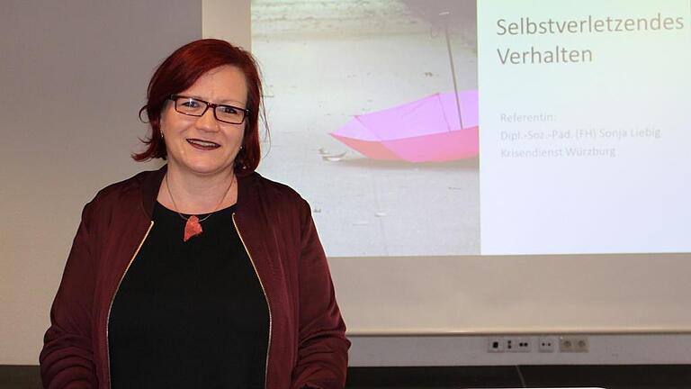 Auf sehr großes Interesse stieß der Vortragsabend der Präventionsstelle des Landratsamtes Haßberge zum Thema „Selbstverletzendes Verhalten bei Kinder und Jugendlichen“ mit der Sozialpädagogin Sonja Liebig. Auf sehr großes Interesse stieß der Vortragsabend der Präventionsstelle des Landratsamtes Haßberge zum Thema „Selbstverletzendes Verhalten bei Kinder und Jugendlichen“ mit der Sozialpädagogin Sonja Liebig.