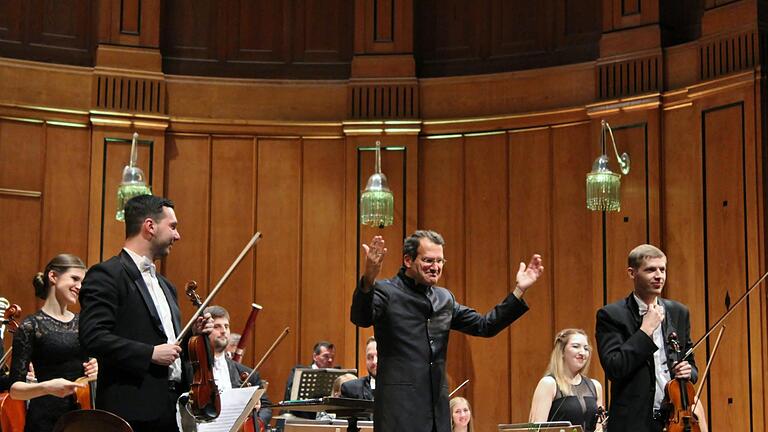 Martin Kerschbaum und die K&K Philharmoniker begeisterten im Max-Littmann-Saal. Foto: Werner Vogel - Martin Kerschbaum und die K&K Philharmoniker begeisterten im Max-Littmann-Saal. Foto: Werner Vogel Martin Kerschbaum und die K&K Philharmoniker begeisterten im Max-Littmann-Saal. Foto: Werner Vogel - Martin Kerschbaum und die K&K Philharmoniker begeisterten im Max-Littmann-Saal. Foto: Werner Vogel