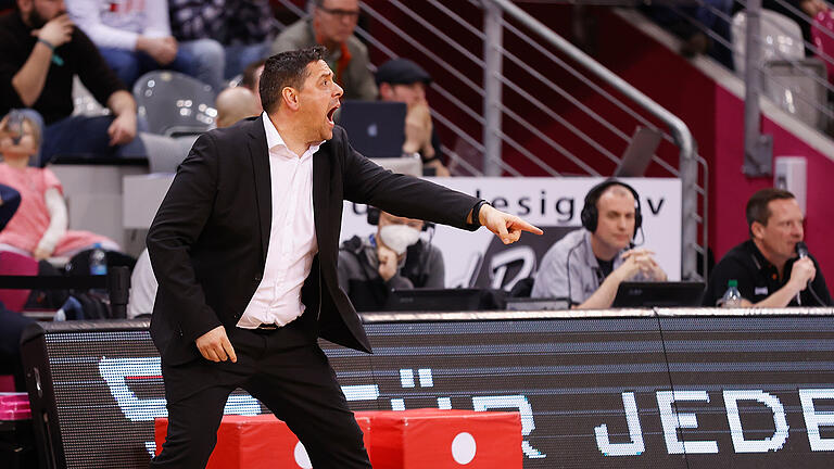 Head-Coach Sasa Filipovski (Würzburg Baskets) hofft auf einen Sieg seiner Mannschaft im Franken-Derby gegen medi Bayreuth. Head-Coach Sasa Filipovski (Würzburg Baskets) hofft auf einen Sieg seiner Mannschaft im Franken-Derby gegen medi Bayreuth.