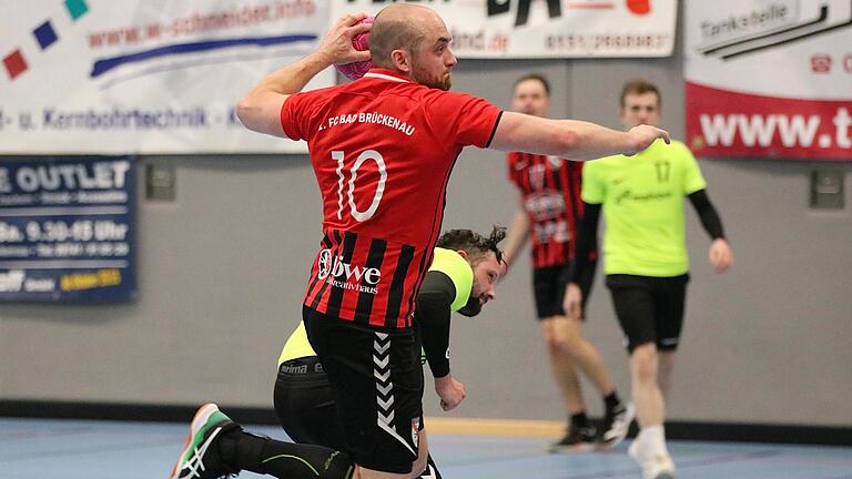 Michael Müller vom FC Bad Brückenau errang vergangene Saison zusammen mit seinem Team die Meisterschaft in der Bezirksliga und startet nun in einer Woche das Abenteuer Bezirksoberliga. - Michael Müller vom FC Bad Brückenau errang vergangene Saison zusammen mit seinem Team die Meisterschaft in der Bezirksliga und startet nun in einer Woche das Abenteuer Bezirksoberliga. Michael Müller vom FC Bad Brückenau errang vergangene Saison zusammen mit seinem Team die Meisterschaft in der Bezirksliga und startet nun in einer Woche das Abenteuer Bezirksoberliga. - Michael Müller vom FC Bad Brückenau errang vergangene Saison zusammen mit seinem Team die Meisterschaft in der Bezirksliga und startet nun in einer Woche das Abenteuer Bezirksoberliga.