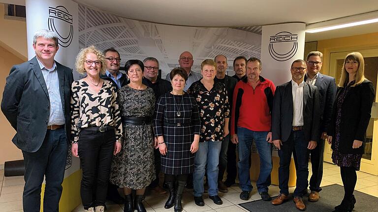 Die ausgeschiedenen Mitarbeiterinnen und Mitarbeiter. Von links: Betriebsratsvorsitzender Christian Zirk, Brigitte Ullrich, Adam Fischer, Ida Moritz, Uwe Dreißigacker, Galina Titer, Rüdiger Heuring, Manuela Marschall, Kurt Benkert, Joachim Weiß, Hilmar Köth, Personalleiter Oliver Thiele, Geschäftsführer André Reich und Geschäftsführerin Nina Reich.