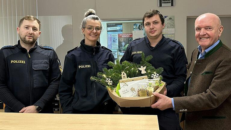 In Bad Königshofen nahmen (von links) Polizeihauptmeister Klaus Hau, Polizeioberkommissarin Tanja Schnaus und Polizeiobermeister Liam Seifert das Dankeschön von Landrat Thomas Habermann entgegen