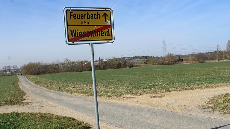Der Acker in Richtung Feuerbach (rechts) könnte künftig zu Bauland in Wiesentheid werden. Der Acker in Richtung Feuerbach (rechts) könnte künftig zu Bauland in Wiesentheid werden.
