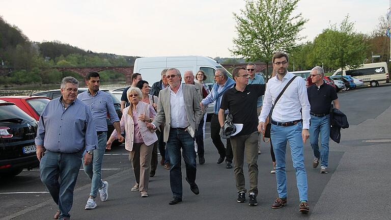 Die CSU-Ortsgruppe und Interessierte liefen das Main-Areal ab, um einen Vorschlag der Fraktion zu diskutieren, das Verkehrsproblem dort zu lösen. Die CSU-Ortsgruppe und Interessierte liefen das Main-Areal ab, um einen Vorschlag der Fraktion zu diskutieren, das Verkehrsproblem dort zu lösen.
