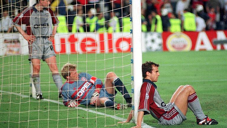 Bayern Münchens Torwart Oliver Kahn (M) und Mehmet Scholl (r) und Michael Tarnat (L) sind am 26.05.1999 nach dem 1:2 verlorenen Champions League Finale gegen Manchester United in Barcelona enttäuscht.
