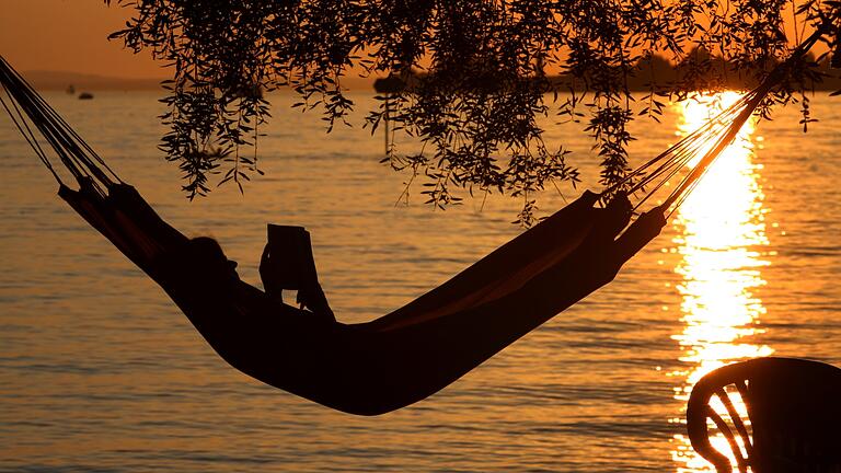 Entspannt ein gutes Buch lesen, das gehört für viele zu einem gelungenen Urlaub dazu.