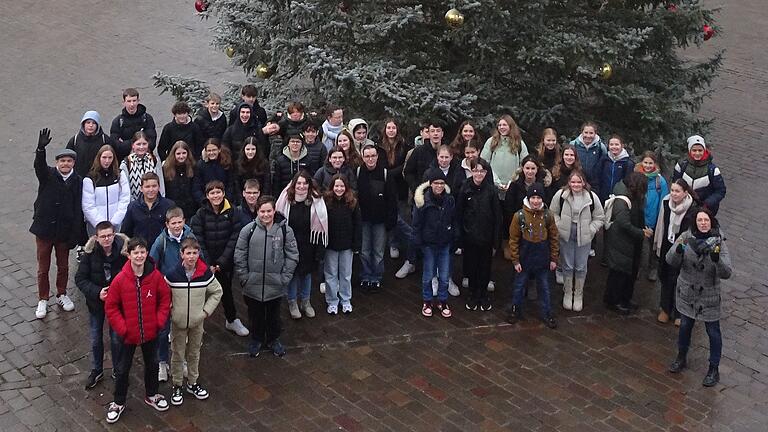Die deutsch-französische Schülergruppe des FLG nach dem Kinobesuch in Karlstadt. Die deutsch-französische Schülergruppe des FLG nach dem Kinobesuch in Karlstadt.