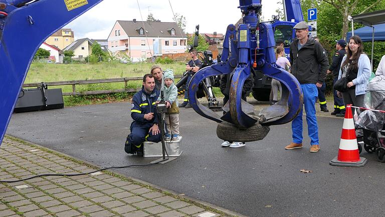 Einmal einen Radlader mit Greifer selbst steuern, das ermöglichte das THW etwa dem dreijährigen Linus. Einmal einen Radlader mit Greifer selbst steuern, das ermöglichte das THW etwa dem dreijährigen Linus.