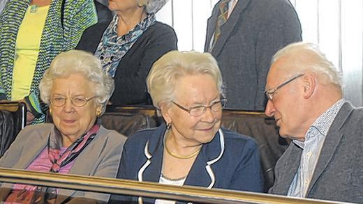 Kleines Schwätzchen auf der Bank.